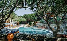 Das Kinderschwimmbecken (ca. 5 x 14 m) unter schattigen Bäumen. - Foto: LefterisK